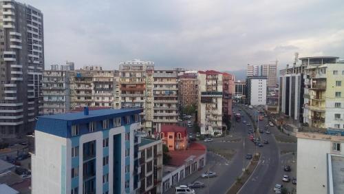 Batumi का आम नज़ारा या अपार्टमेंट से दिखाई देने वाला शहर का नज़ारा