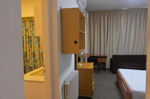 Postel nebo postele na pokoji v ubytování Adonis Furnished Suites