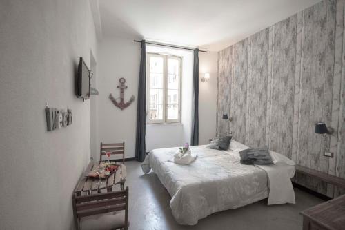 ラ・スペツィアにあるPorta Marinaのベッドルーム(ベッド1台、窓付)