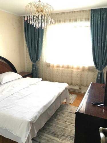 una camera con due letti e un lampadario a braccio di Apartament Central Dioda Deluxe a Sibiu