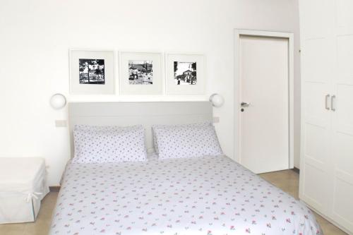 een slaapkamer met een groot bed met witte muren bij Hotel Spiaggia in Cattolica