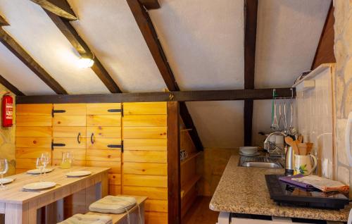 cocina con armarios de madera y encimera en Apartments Villa ViDa Orebić en Orebić