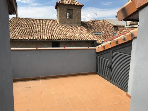 widok z balkonu budynku z bramami garażowymi w obiekcie Apartaments Ca L'Albert w mieście Pobla de Segur
