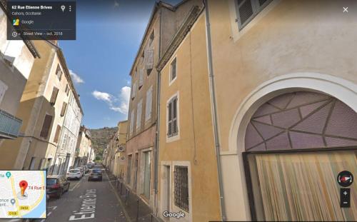 - Vistas a una calle de la ciudad con un edificio en Chez Fanny - appartement de qualité hypercentre Cahors, en Cahors