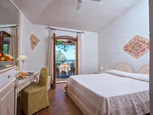 Postel nebo postele na pokoji v ubytování Hotel Rocce Sarde