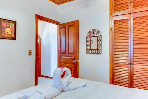 Una habitación con una cama con una toalla. en Flamingo Marina Resort, en Playa Flamingo