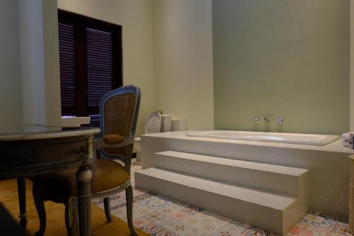 ein Badezimmer mit Badewanne und Waschbecken in der Unterkunft Mom's Corner in Malang