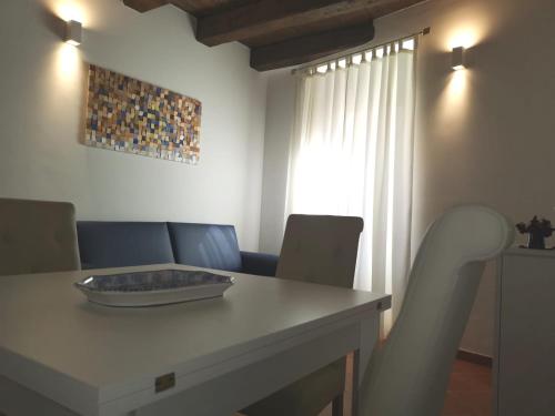 a living room with a white table and chairs at Le Vie Mediterranee in Torre di Ruggiero