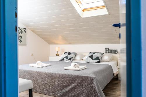 een slaapkamer met een bed met twee handdoeken erop bij Apartment Adriana in Vela Luka