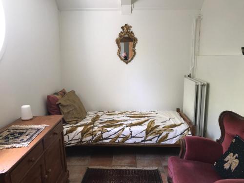 מיטה או מיטות בחדר ב-Theaterwerkplaats private appartment