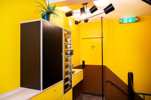 a bathroom with yellow walls and a yellow wall at Hotel Bruno in Middelburg
