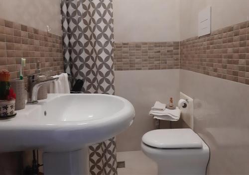 y baño con lavabo blanco y aseo. en Domus In Fonte, en Scafati