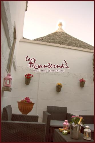 a sign on the wall of a patio at "B&B La Lanterna" Trulli & Dimore Storiche in Alberobello