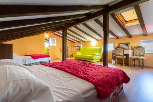 1 dormitorio con 2 camas y silla verde en Apartment Limun en Ližnjan