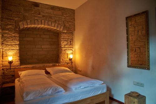 Llit o llits en una habitació de Schloss Fischbach