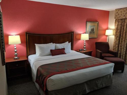 Postel nebo postele na pokoji v ubytování Ramada by Wyndham Raleigh