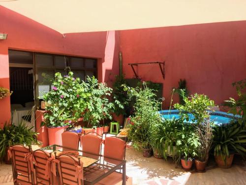 un patio con sillas y plantas junto a un edificio en Casa Ermita 20 - Centro Ronda by CasaTuristica, en Ronda