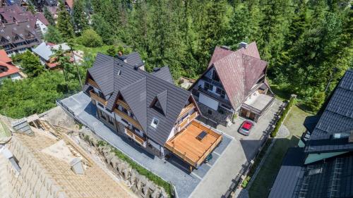 an overhead view of a large house with a roof at Apartamenty Ciche Wzgórze Zakopane in Zakopane