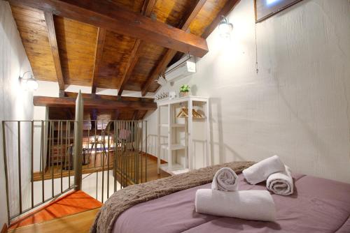 A bed or beds in a room at La Buhardilla de Andrea