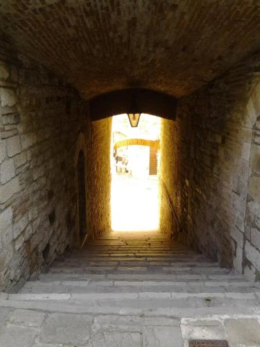 a hallway in a brick wall with a window at Appartamento Galeotti 18 in Gubbio