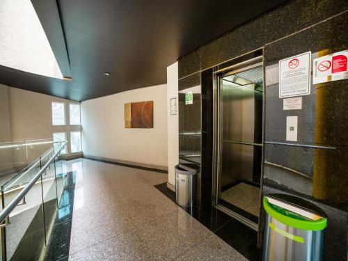 a hallway with a elevator in a building at Hotel Via La Villa in Mexico City