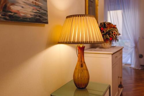 a lamp that is on in a room at Exclusive Aparthotel La Reunion in Ravenna