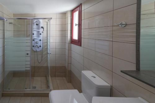 Bilik mandi di ANEFANTI VILLAS