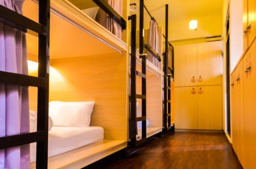 a bedroom with a bunk bed in a room at 晶城青年旅館 4f in Taipei