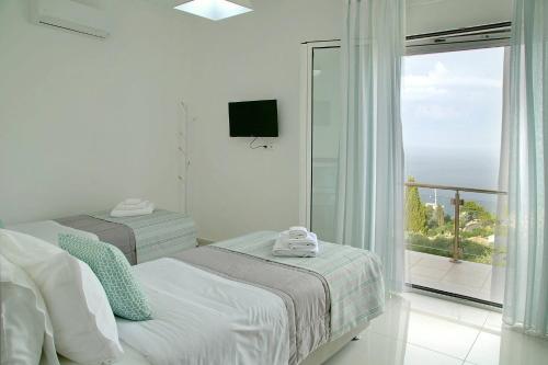 Posteľ alebo postele v izbe v ubytovaní Alexandros Villa Luxury Achiilion Corfu