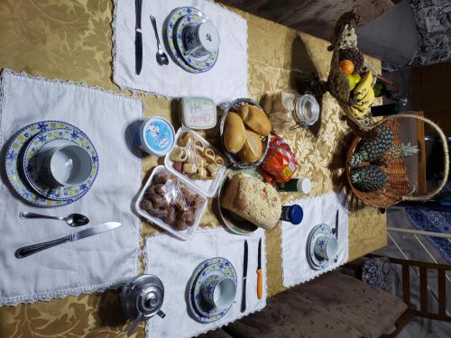 een tafel met borden en eten erop bij Casa Blue in Porto Alegre