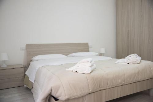 ein Schlafzimmer mit zwei weißen Handtüchern auf einem Bett in der Unterkunft Casa al Corso in Benevento