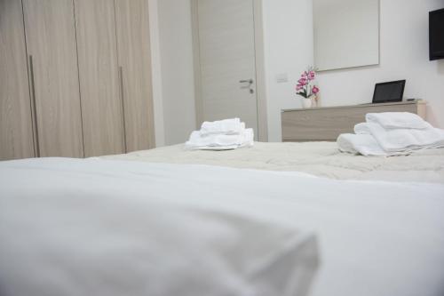zwei weiße Handtücher auf dem Bett in der Unterkunft Casa al Corso in Benevento