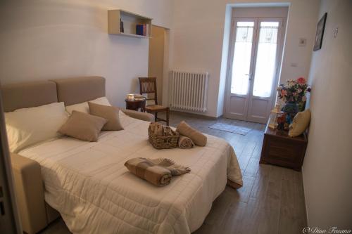 una camera da letto con un grande letto con due cuscini sopra di A casa da Dino ad Alberobello