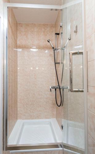 une salle de bain avec douche et baignoire dans l'établissement Première ligne de plage, face à la mer, à Hendaye