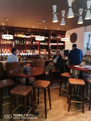 Bebidas en The Strand Hotel, the former residence of Oscar Wilde
