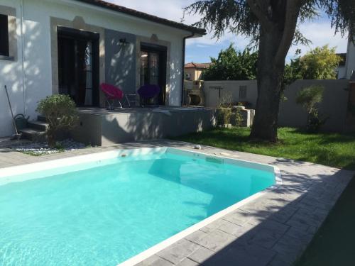 a swimming pool in front of a house at CUGNAUX Toulouse Metropole OUEST Chambre Privée de Luxe - SDB WC privée Terrasse Piscine Aqua Bike in Cugnaux