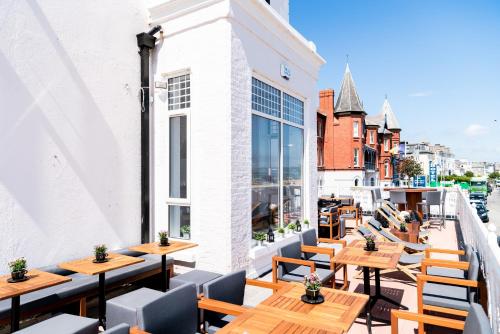 Un restaurante u otro lugar para comer en The Strand Hotel, the former residence of Oscar Wilde