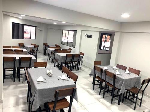 uma sala de jantar com mesas e cadeiras num restaurante em AH Hotel em Santa Cruz de la Sierra