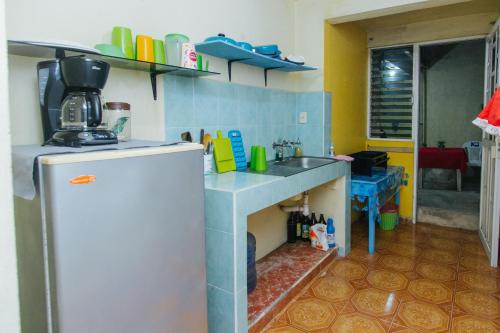 a toy kitchen with a sink and a refrigerator at Las Huellas del Caminante in Catemaco
