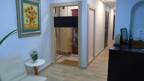 un pasillo con una puerta que conduce a una habitación en PENSION OVIEDO en Oviedo