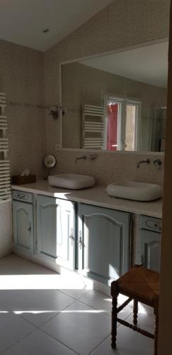 a bathroom with two sinks and a mirror at Villa Eden Vert in Fayence