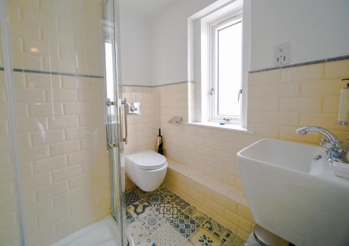 Un baño de The Strand Hotel, the former residence of Oscar Wilde
