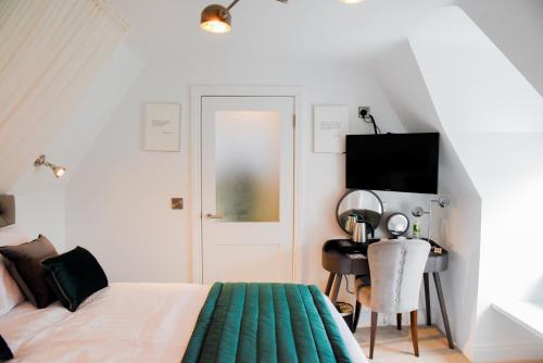 Una cama o camas en una habitación de The Strand Hotel, the former residence of Oscar Wilde