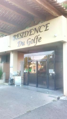 un bâtiment avec l'entrée d'un magasin de souvenirs dans l'établissement Appartement de la Résidence du Golfe, au Golfe-Juan