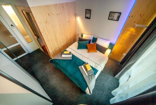 Habitación pequeña con cama y sofá en Dr House, en Bitola