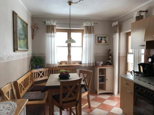 a kitchen and dining room with a table and chairs at Ferienwohnung Familie Kitzke in Teisnach