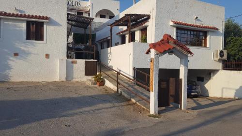 Το κτήριο όπου στεγάζεται  το ξενοδοχείο διαμερισμάτων