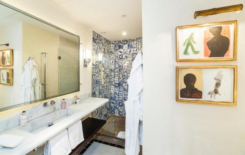 a bathroom with a sink and a mirror at Hotel Cort in Palma de Mallorca