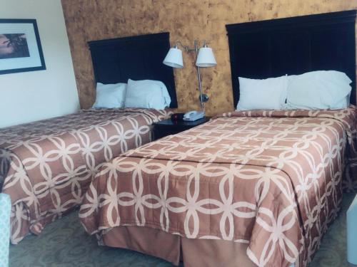 a hotel room with two beds and two lamps at Sunflower Inn in Galloway