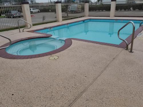 Πισίνα στο ή κοντά στο HomeBridge Inn and Suites